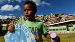 Asyiknya Anak-anak di Brasil Bermain Layangan