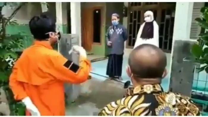 Tim Gugus Tugas Penanganan COVID-19 Kabupaten Madiun mendapat penolakan saat mengevakuasi seorang pasien positif Corona. Penolakan datang dari orang tua pasien.