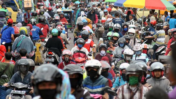 Pasar Anyar, Kota Bogor, sempat viral karena lautan manusia yang belanja baju Lebaran meski tengah diberlakukan PSBB. Hari ini kondisi di Pasar Anyar masih padat.