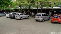 Dalam pantauan detikcom Pasar Batik Setono yang berada di tepi jalur Pantura dan jalur exit tol ini tampak lengang. Biasanya menjalang hari raya lebaran, parkiran pasar batik dipenuhi dengan kendaraan pribadi dari luar kota, khususnya dari Jakarta.