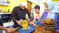 Raffi dan Nagita nampak tak sabar mencicipi nasi mandi dan kambing panggang buatan Syekh Ali Jaber. Foto: YouTube Rans Entertainment
