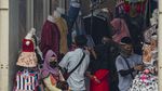 Pedagang Tanah Abang Nekat Berjualan saat PSBB