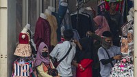 Meski kawasan niaga Pasar Tanah Abang telah tutup selama masa Pembatasan Sosial Berskala Besar (PSBB), namun sebagian oknum pedagang tetap menggelar lapaknya. Seperti ini nih penampakannya.