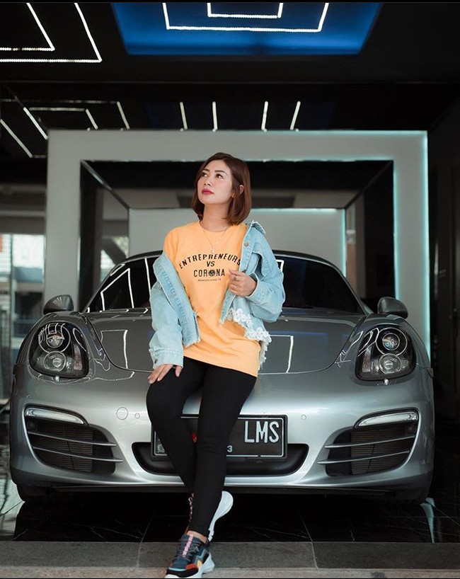  “Saya bilang sama ibu ‘yaudah lah bu saya putus sekolah saja nggak apa’. Cuma keadaannya kalau belum 17 tahun itu kan nggak bisa kerja nah itu saya kerjanya di yayasan, karena masih di bawah umur gaji saya waktu itu 300 ribu, bikin handicraft. Setelah itu beralih ke cleaning service di Dinas Pendidikan,” tambahnya. Foto: dok. Instagram @deltahesti