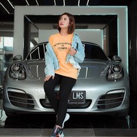  “Saya bilang sama ibu ‘yaudah lah bu saya putus sekolah saja nggak apa’. Cuma keadaannya kalau belum 17 tahun itu kan nggak bisa kerja nah itu saya kerjanya di yayasan, karena masih di bawah umur gaji saya waktu itu 300 ribu, bikin handicraft. Setelah itu beralih ke cleaning service di Dinas Pendidikan,” tambahnya. Foto: dok. Instagram @deltahesti