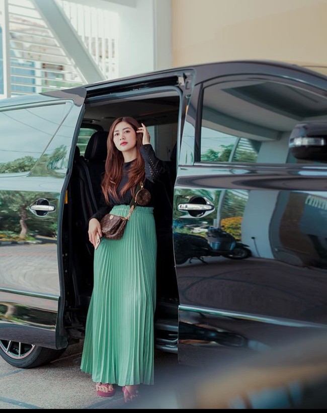 Setelah bertemu dengan Tom Liwafa, Hesti pun mulai menjalankan bisnis online shop. Ia kini menjadi entrepreneur sukses yang menjalin kerjasama dengan UMKM yang tersebar di Indonesia, dan membuka lapangan pekerjaan untuk bisnisnya di Surabaya. Foto: Instagram @deltahesti