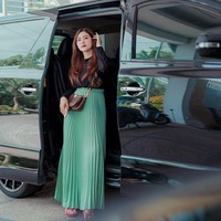 Setelah bertemu dengan Tom Liwafa, Hesti pun mulai menjalankan bisnis online shop. Ia kini menjadi entrepreneur sukses yang menjalin kerjasama dengan UMKM yang tersebar di Indonesia, dan membuka lapangan pekerjaan untuk bisnisnya di Surabaya. Foto: Instagram @deltahesti