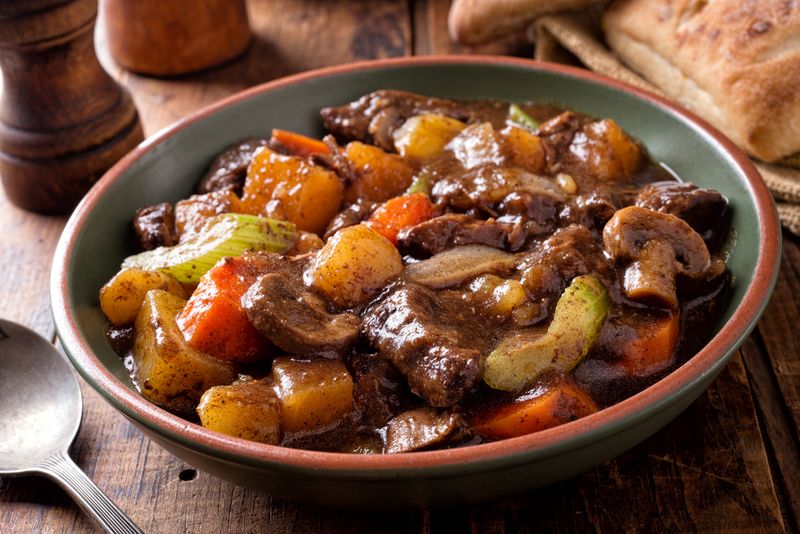 Daging jamur A bowl of delcious hearty homemade beef stew with potato, turnip, carrot, celery, mushroom and onion.