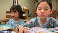 Di 10 hari terakhir ramadan, Sybil dan Kala sudah mulai berat jalani sahur. Lihat saja mata mereka yang masih merem meski sudah duduk di meja makan. Foto: Instagram zaskiadyamecca