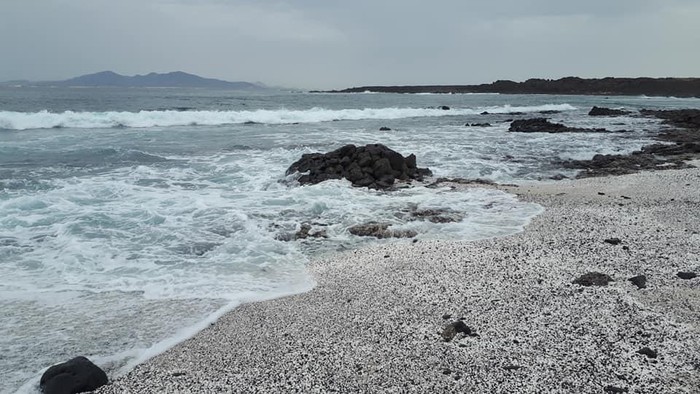 Pantai dengan pasir unik di Kepulauan Canary, Spanyol.