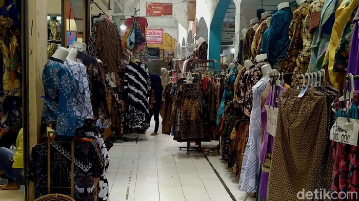 Suasana di Pasar Batik Setono, Kota Pekalongan tampak lesu. Sentra batik yang biasanya ramai di masa-masa jelang lebaran itu kini tampak lengang dari pembeli.