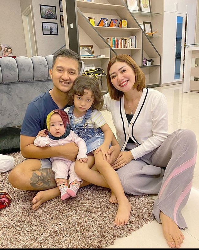 Nama Tom Liwafa dan istrinya, Delta Hesti mencuri perhatian sejak video keduanya yang melakukan aksi sosial membagikan bahan makanan dan uang untuk yang membutuhkan viral di media sosial. Pasangan  pengusaha muda ini pun disebut sebagai crazy rich Surabaya karena sosoknya yang dermawan. Foto: Instagram @deltahesti