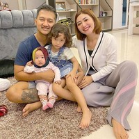 Nama Tom Liwafa dan istrinya, Delta Hesti mencuri perhatian sejak video keduanya yang melakukan aksi sosial membagikan bahan makanan dan uang untuk yang membutuhkan viral di media sosial. Pasangan  pengusaha muda ini pun disebut sebagai crazy rich Surabaya karena sosoknya yang dermawan. Foto: Instagram @deltahesti