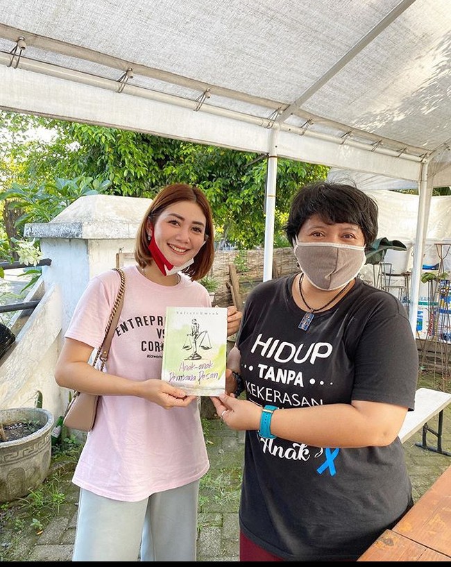 Di balik kesuksesan dan kekayaan berlimpah yang dimiliki oleh Delta Hesti, terdapat perjuangan yang keras. Istri Tom Liwafa ini bahkan hanya lulusan SD dan pernah menjadi cleaning service sebelum akhirnya menjadi pengusaha sukses dengan banyak bidang bisnis dan penjualan online. Foto: Instagram @deltahesti