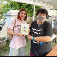 Di balik kesuksesan dan kekayaan berlimpah yang dimiliki oleh Delta Hesti, terdapat perjuangan yang keras. Istri Tom Liwafa ini bahkan hanya lulusan SD dan pernah menjadi cleaning service sebelum akhirnya menjadi pengusaha sukses dengan banyak bidang bisnis dan penjualan online. Foto: Instagram @deltahesti