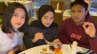  Orang norak jadi orang sok kaya, tulis Gustaf saat makan mewah bersama istrinya menyantap oyster. Foto: Instagram @gustafode