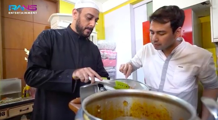 Syekh Ali Jaber masak nasi mandi untuk sahur