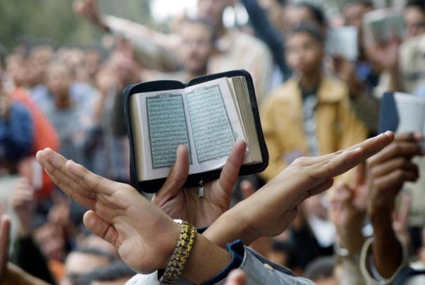 Ketika sedang membaca kitab itu, terbersit sebuah gagasan untuk menjadikan Al-Azhar pusat studi. Kemudian atas restu khalifah, keluar al-Numab membentuk elit intelektual Fatimiyahh dan menjadi guru pertama di Al-Azhar. Ahmad Samir/AFP via Getty Images. Ketika sedang membaca kitab itu, terbersit sebuah gagasan untuk menjadikan Al-Azhar pusat studi. Kemudian atas restu khalifah, keluar al-Numab membentuk elit intelektual Fatimiyahh dan menjadi guru pertama di Al-Azhar. Ahmad Samir/AFP via Getty Images.
