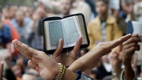 Ketika sedang membaca kitab itu, terbersit sebuah gagasan untuk menjadikan Al-Azhar pusat studi. Kemudian atas restu khalifah, keluar al-Numab membentuk elit intelektual Fatimiyahh dan menjadi guru pertama di Al-Azhar.  Ahmad Samir/AFP via Getty Images.