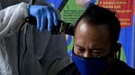 Tukang Potong Rambut juga Ber-APD Lengkap