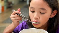 Saat ramadan, Zaskia mengajarkan anak-anaknya banyak hal. Salah satunya tentang keutamaan sahur. Siapa sangka Sybil semangat sahur pukul 3.30 meski baru tidur pukul 1.30. Foto: Instagram zaskiadyamecca
