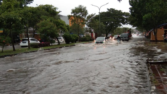 Jalan protokol Cilegon banjir.