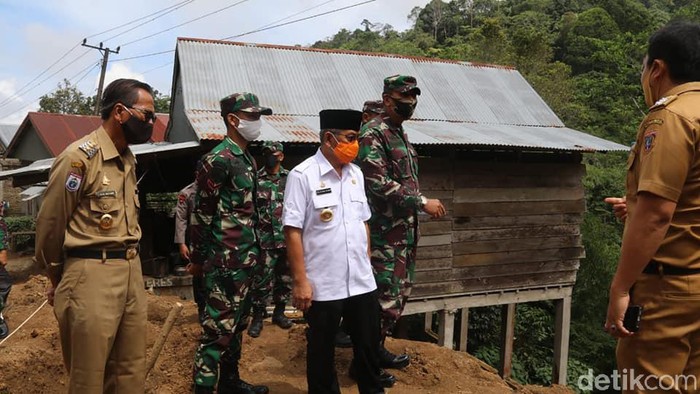 Gubernur Sulbar mengunjungi lokasi longsor di Polman. Dia ingin warga direlokasi ke tempat yang lebih aman (Abdy Febriady/detikcom)