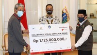 Gubernur Provinsi DKI Jakarta, Anies Baswedan bersama Direktur Utama Bank DKI, Zainuddin Mappa (kiri) dan Ketua Baznas (Bazis) DKI Jakarta, Ahmad Lutfi Fathullah (kanan) berfoto bersama usai melakukan penyerahan bantuan kemanusiaan oleh Bank DKI senilai total Rp 5 miliar untuk mendukung penanganan COVID-19 di DKI Jakarta, Senin (18/5). Foto: dok. Pemprov DKI