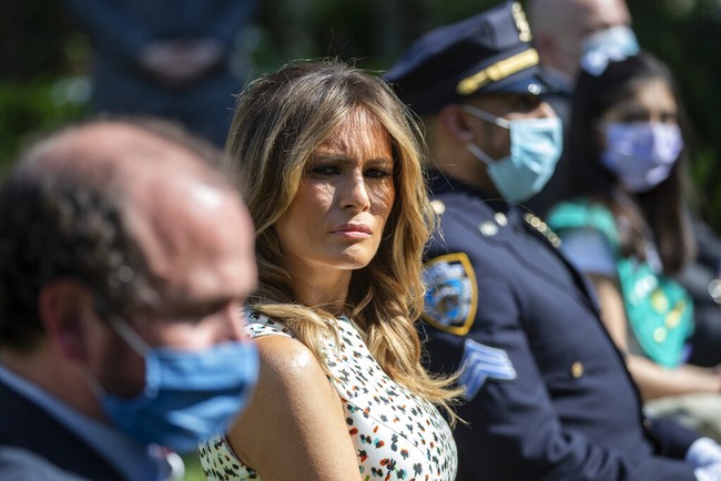 Terlepas dari gayanya yang memukau tersebut, Melania Trump melewatkan aksesori penting di tengah pandemi seperti saat ini. Tak tampak masker untuk menutupi mulut dan hidungnya. Padahal bulan lalu, Melania sempat ikut mengampanyekan pentingnya memakai masker bagi siapa saja tanpa terkecuali seperti saran Pusat Pengendalian dan Pencegahan Penyakit Amerika Serikat (CDC) dan Badan Kesehatan Dunia (WHO). (Foto: AP/Alex Brandon)