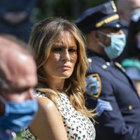 Terlepas dari gayanya yang memukau tersebut, Melania Trump melewatkan aksesori penting di tengah pandemi seperti saat ini. Tak tampak masker untuk menutupi mulut dan hidungnya. Padahal bulan lalu, Melania sempat ikut mengampanyekan pentingnya memakai masker bagi siapa saja tanpa terkecuali seperti saran Pusat Pengendalian dan Pencegahan Penyakit Amerika Serikat (CDC) dan Badan Kesehatan Dunia (WHO). (Foto: AP/Alex Brandon)
