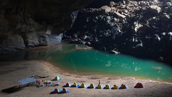 Perbedaan suhu antara bagian dalam dan luar gua menciptakan fenomena kabut yang kerap memenuhi lorong-lorong Hang Son Doong. Inilah alasan gua tersebut sering disebut memiliki cuacanya sendiri. Foto: iStock