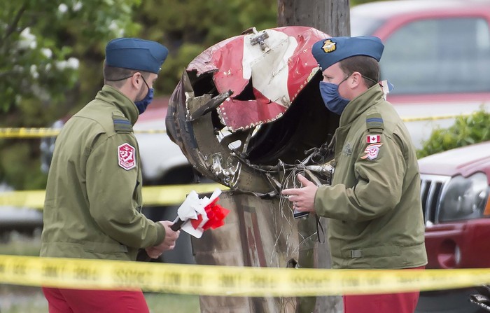 Jet Akrobatik Kanada Jatuh, I Orang Tewas Sebuah pesawat jet akrobatik Snowbirds Kanada jatuh di kawasan penduduk di Kamloops, Kanada. Seorang awak tewas dalam peristiwa tersebut.