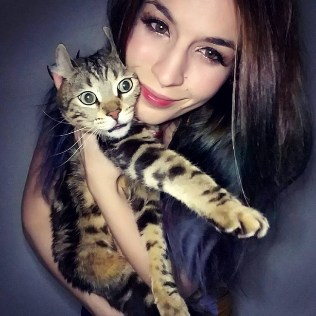 Daya tarik dari gamer wanita tidak hanya terbatas pada ruang gaming. Kesuksesan para wanita kelihatannya menimbulkan kehebohan dalam hampir semua industri. Standar ganda itu berlaku dalam setiap hal. Banyak asumsi dibuat mengenai para gamer wanita dan aku pikir bahwa dikotomi dari wanita menarik yang tertarik dengan hal-hal yang secara tradisional dianggap maskulin membuat orang tersadar, katanya. Foto: Instagram @mystikgunn