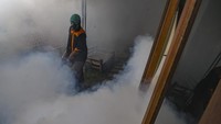 Sulitnya membasmi DBD ini juga dipengaruhi beberapa faktor seperti iklim, vektor nyamuk dan populasinya, hingga kekebalan komunitasnya. Terlebih dengan banyaknya orang yang hanya beraktivitas di rumah saja. Tindakan pencegahan yang dilaksanakan seperti fogging dan pemberantasan sarang nyamuk dengan 3M Plus perlu terus digalakkan untuk mengantisipasi bertambahnya korban jiwa. ANTARA FOTO/Muhammad Adimaja