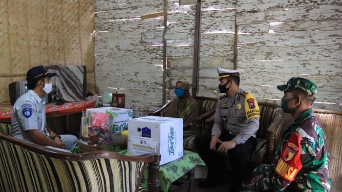 Janda Keluarga Laka Lantas Di Tuban Di Beri Sembako dan Uang