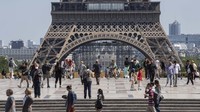 Bahkan di Prancis, khususnya Menara Eiffel juga sudah bisa kembali dikunjungi setelah lockdown dilonggarkan oleh pemerintah setempat. Foto: AP/Michel Euler