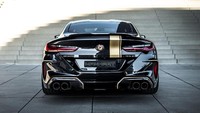 Secara visual, BMW M8 ini tampil beda berkat bumper depan karbon, sisipan apron depan, bumper belakang, dan diffuser yang lebih agresif. Semuanya dipadukan dengan warna hitam bergaris emas. Foto: carbuzz