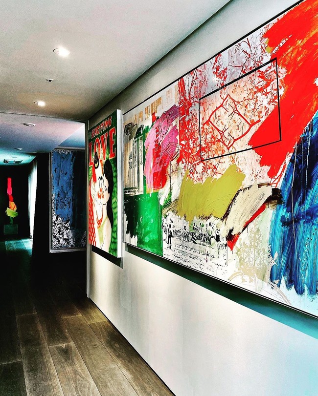 Kecintaannya terhadap seni juga ditunjukkan dalam penthouse barunya ini. Berbagai koleksi lukisan dan wall-art menghiasi dinding putih layaknya galeri seni. Mulai dari lukisan abstrak, sureal, pop-art sampai kontemporer. Foto: Instagram/@xxxibgdrgn