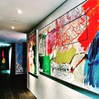 Kecintaannya terhadap seni juga ditunjukkan dalam penthouse barunya ini. Berbagai koleksi lukisan dan wall-art menghiasi dinding putih layaknya galeri seni. Mulai dari lukisan abstrak, sureal, pop-art sampai kontemporer. Foto: Instagram/@xxxibgdrgn
