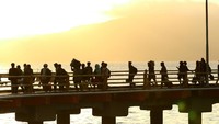 Penampakan penumpang ini terlihat pada H-6 arus mudik lebaran Idul Fitri dari Pulau Bali dengan tujuan Pulau Jawa di Pelabuhan Ketapang Banyuwangi yang terpantau ramai oleh penumpang pejalan kaki.