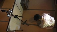 Ada layar kayu virtual yang dipasang untuk doa-doa dari netizen. (AP)