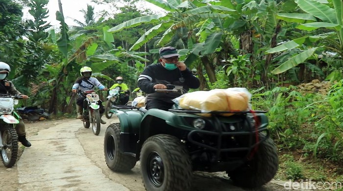 Sejumlah anggota komunitas motor trail salurkan bansos ke warga