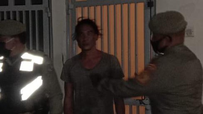 Petugas amankan pria mabuk di pos pantau 3 PKM Denpasar (dok. Istimewa)