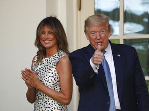Patung Kayu Melania Trump di Slovenia Dibakar