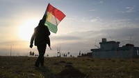 Ada permusuhan tersembunyi antara negara Turki dengan etnis Kurdi yang merupakan 15-20% dari keseluruhan populasi Turki. Etnis Kurdi mendapat perlakuan kasar dari otoritas Turki selama bergenerasi. Nama dan pakaian etnis Kurdi dilarang, penggunaan bahasa Kurdi dibatasi.  John Moore/Getty Images.
