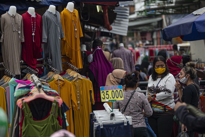 PEDAGANG NEKAT BERJUALAN DI TANAH ABANG Warga berbelanja pakaian yang dijual pedagang kaki lima di atas trotoar Jalan Jati Baru Raya, Tanah Abang, Jakarta, Senin (18/5/2020). Meski kawasan niaga Pasar Tanah Abang telah tutup selama masa Pembatasan Sosial Berskala Besar (PSBB), namun sebagian oknum pedagang tetap menggelar lapaknya di sejumlah titik seperti di atas trotoar dan di gang perkampungan setempat. ANTARA FOTO/Aditya Pradana Putra/wsj.