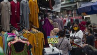 Warga berbelanja pakaian yang dijual pedagang kaki lima di Jalan Jati Baru II, Tanah Abang, Jakarta, Senin (18/5/2020).