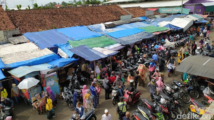 Warga banjiri pasar manis Ciamis belanja kebutuhan lebaran di tengah PSBB Warga banjiri pasar manis Ciamis belanja kebutuhan lebaran di tengah PSBB