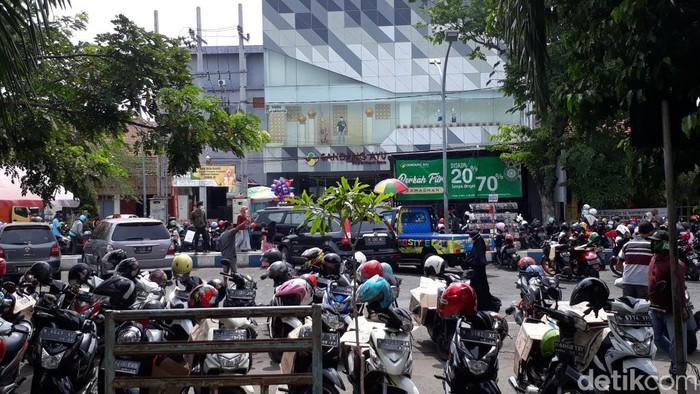 Pertokoan di sekitar Alun-alun Pasuruan ramai di hari ke-25 Ramadhan. Warga yang berbelanja tidak menerapkan physical distancing.