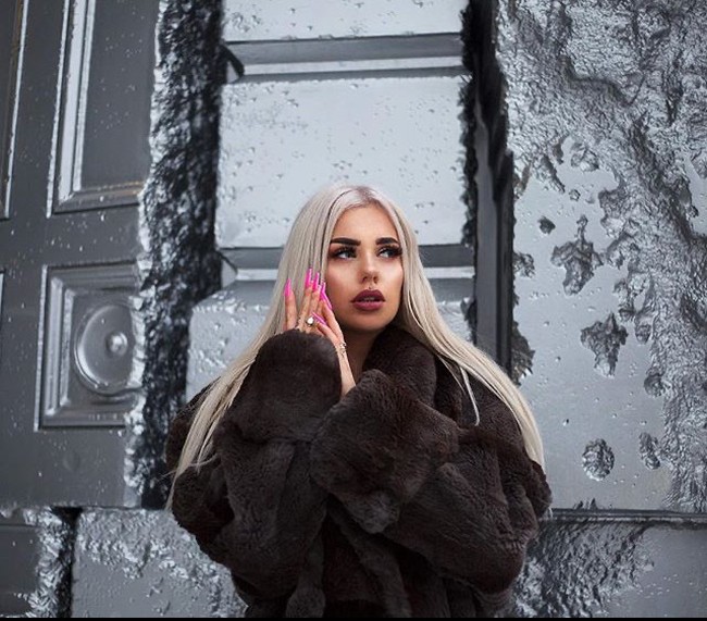  Ann-Gaël Croizer Lusignan merupakan seorang model, aktris dan DJ. Ia kerap disebut sebagai boneka Barbie di kehidupan nyata karena paras cantiknya. Foto: Instagram